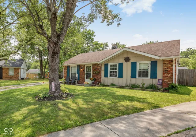 Photo 4 of Single family home for sale at 1803 W Fairlawn Way, Anderson, IN 46011 | MLS# 22111530 | Listing updated on 2026-08-17