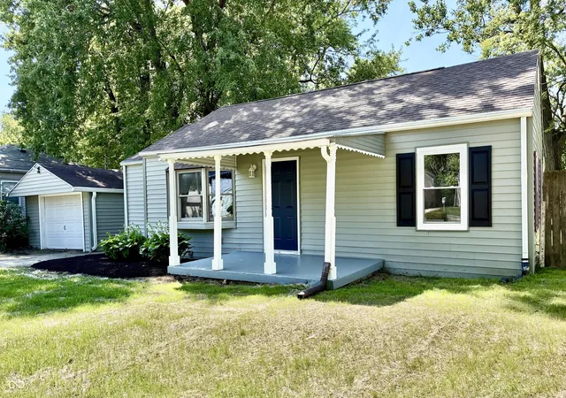 Photo 3 of Sale Pending at 815 W Vinyard St, Anderson, IN 46011 | MLS# 22111545 | Listing updated on 2026-08-25