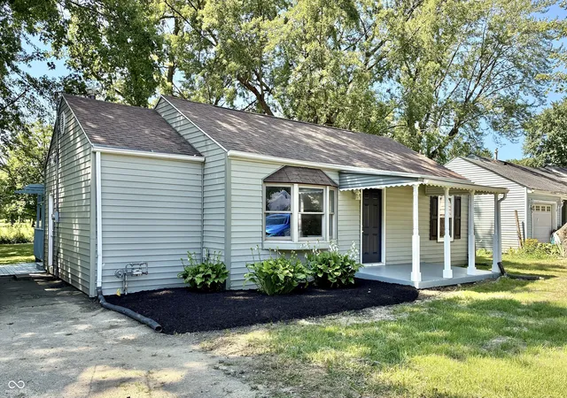 Photo 4 of Sale Pending at 815 W Vinyard St, Anderson, IN 46011 | MLS# 22111545 | Listing updated on 2026-08-25