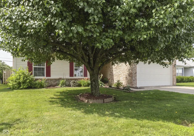 Photo 3 of Sale Pending at 3335 Mechanicsburg Dr, Indianapolis, IN 46227 | MLS# 22111549 | Listing updated on 2026-09-25