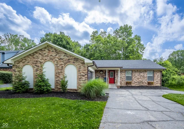Photo 2 of Single family home for sale at 140 Appletree Row, Greenwood, IN 46142 | MLS# 22111670 | Listing updated on 2026-09-22