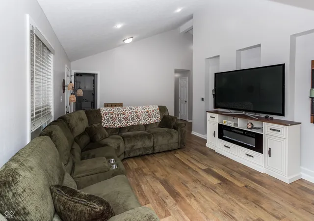 Photo 4 of Single family home for sale at 140 Appletree Row, Greenwood, IN 46142 | MLS# 22111670 | Listing updated on 2026-09-22