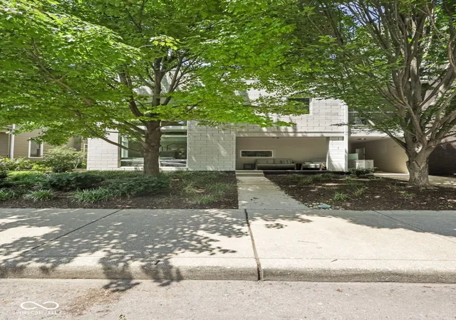 Homes for sale in Indianapolis, IN | 932 N Broadway St #1, Indianapolis, IN 46202 | MLS# 22111755