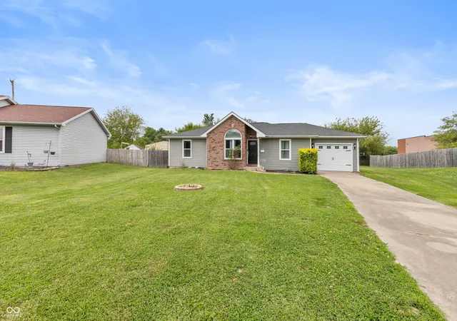 Homes for sale in Seymour, IN | 1122 Cottage Cir, Seymour, IN 47274 | MLS# 22111763