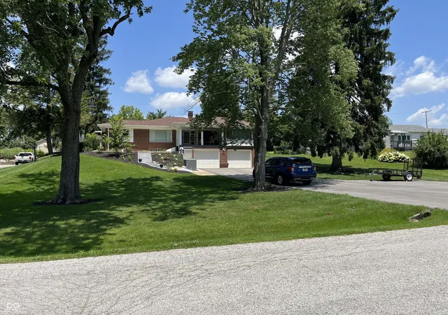 2nd image of 450 S Valley Ln, Greenwood, IN 46142 | MLS# 22111772