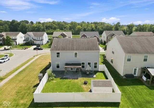 Photo 2 of Single family home for sale at 2146 Crk Bank Dr, Columbus, IN 47201 | MLS# 22111840 | Listing updated on 2026-10-02