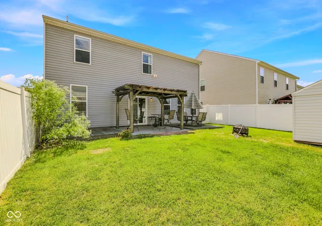 Photo 3 of Single family home for sale at 2146 Crk Bank Dr, Columbus, IN 47201 | MLS# 22111840 | Listing updated on 2026-10-02