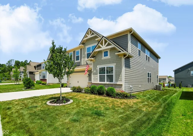 2nd image of 1096 Sunderland Dr, Greenwood, IN 46143 | MLS# 22111843