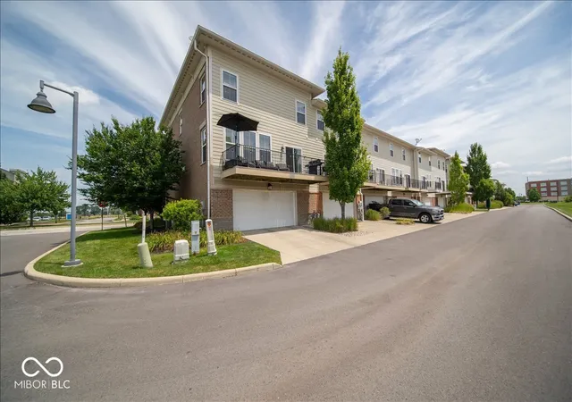 Homes for sale in Whitestown, IN | 6301 Central Blvd, Whitestown, IN 46075 | MLS# 22111898