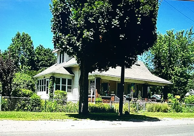 Photo 1 of Single family home for sale at 2052 Indiana Ave, Columbus, IN 47201 | MLS# 22111909 | Listing updated on 2026-10-02
