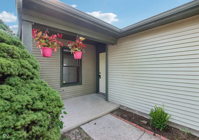 3rd image of 4027 Eagle Cove West Dr, Indianapolis, IN 46254 | MLS# 22112007