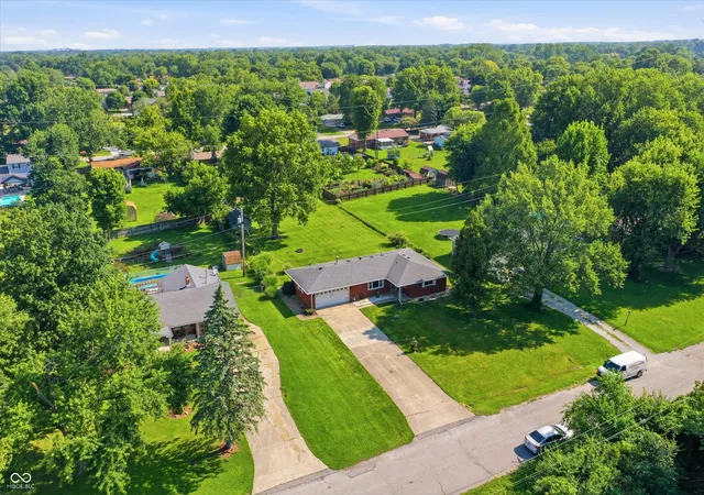 Photo 3 of Sale Pending at 4204 E Cragmont Dr, Indianapolis, IN 46237 | MLS# 22112065 | Listing updated on 2026-09-30