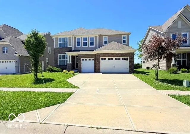Photo 3 of Single family home for sale at 1261 Sanderling Dr, Greenwood, IN 46143 | MLS# 22112072 | Listing updated on 2026-08-12