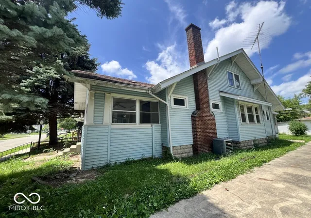 Homes for sale in Muncie, IN | 1426 W 10th St, Muncie, IN 47302 | MLS# 22112193