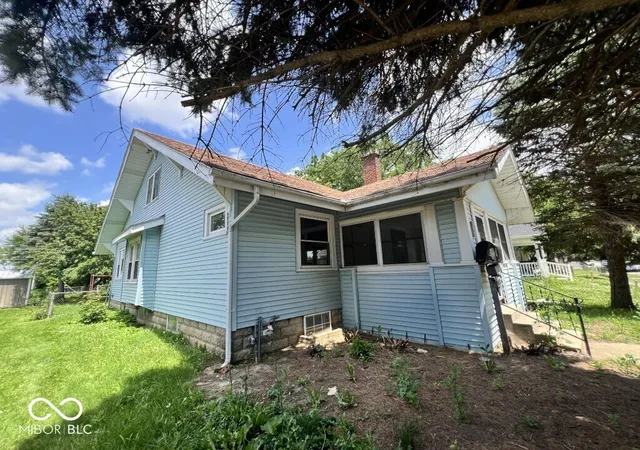 Homes for sale in Muncie, IN | 1426 W 10Th St, Muncie, IN 47302 | MLS# 22112193