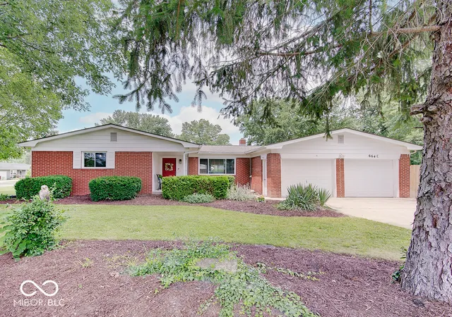 Homes for sale in Zionsville, IN | 664 E Russell Lake Dr, Zionsville, IN 46077 | MLS# 22112194