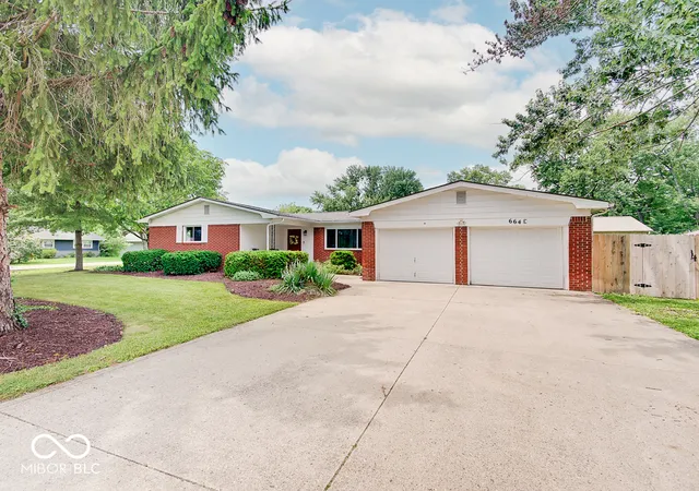 Homes for sale in Zionsville, IN | 664 E Russell Lake Dr, Zionsville, IN 46077 | MLS# 22112194