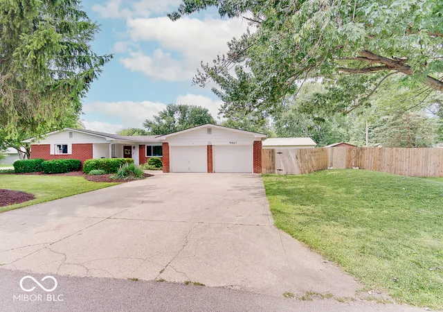 Homes for sale in Zionsville, IN | 664 E Russell Lake Dr, Zionsville, IN 46077 | MLS# 22112194