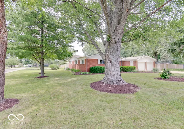 Homes for sale in Zionsville, IN | 664 E Russell Lake Dr, Zionsville, IN 46077 | MLS# 22112194