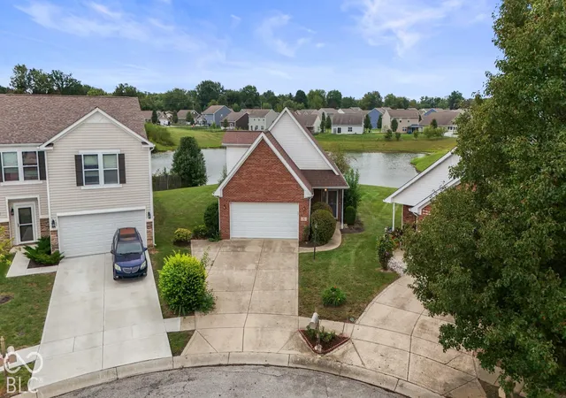 Photo 3 of Single family home for sale at 907 Amesbury Ct, Indianapolis, IN 46217 | MLS# 22112199 | Listing updated on 2026-10-03