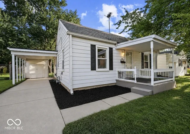 Photo 2 of Single family home for sale at 320 E 34Th St, Anderson, IN 46013 | MLS# 22112237 | Listing updated on 2026-09-22