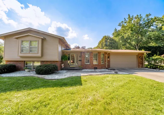 Photo 2 of Single family home for sale at 601 Woodmere Dr, Anderson, IN 46011 | MLS# 22112264 | Listing updated on 2026-09-30