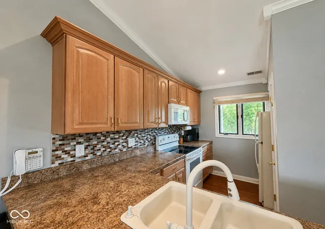5th image of 2046 E Waters Edge Dr #23, Bloomington, IN 47401 | MLS# 22112274