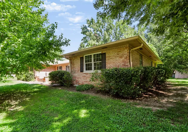 Photo 4 of Single family home for sale at 930 Mellowood Dr, Indianapolis, IN 46217 | MLS# 22112279 | Listing updated on 2026-08-28