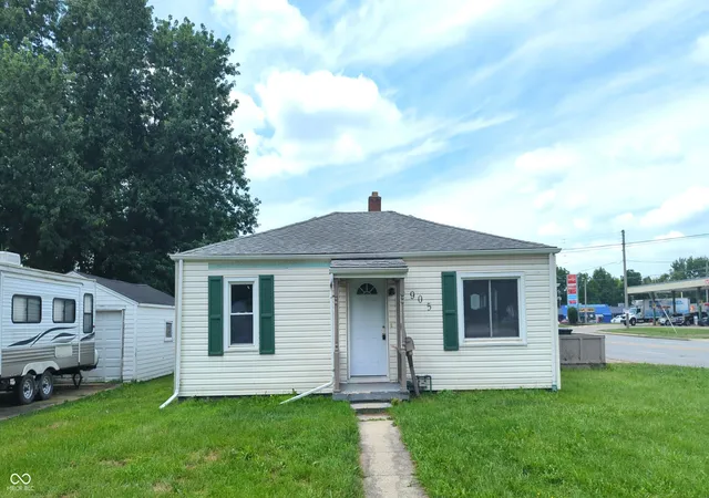 1st image of 905 Crescent Dr, Anderson, IN 46013 | MLS# 22112395