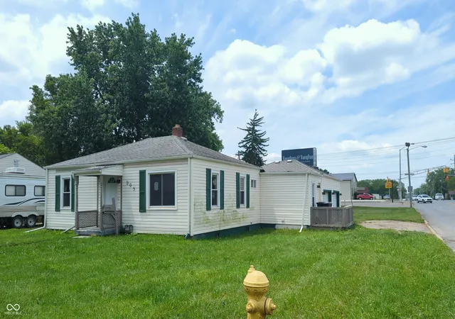 2nd image of 905 Crescent Dr, Anderson, IN 46013 | MLS# 22112395