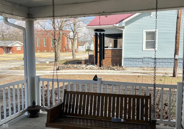 Photo 4 of Single family home for sale at 726 Blackman St, Clinton, IN 47842 | MLS# 22112433 | Listing updated on 2026-09-04