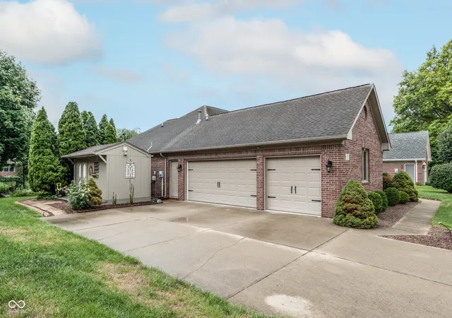 Photo 2 of Single family home for sale at 5325 Red Stone Ln, Greenwood, IN 46142 | MLS# 22112473 | Listing updated on 2026-09-26
