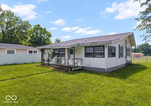 Photo 3 of Single family home for sale at 1530 Holland St, Noblesville, IN 46060 | MLS# 22112517 | Listing updated on 2026-08-26