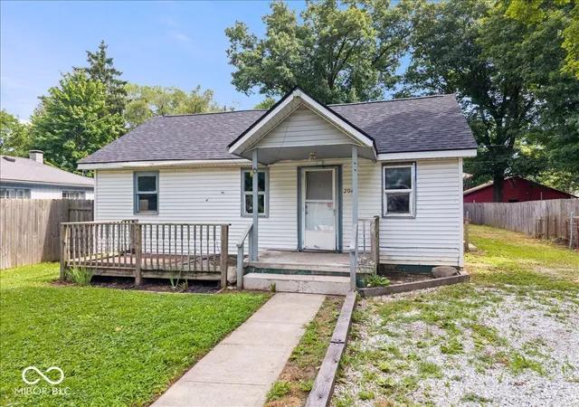 2nd image of 204 Tippecanoe Dr, Noblesville, IN 46062 | MLS# 22112528