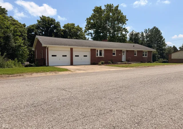 Homes for sale in Brownstown, IN | 201 S Water St, Brownstown, IN 47220 | MLS# 22112537