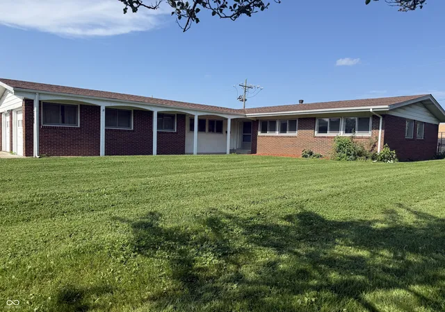 1st image of 2585 Union St, Columbus, IN 47201 | MLS# 22112538