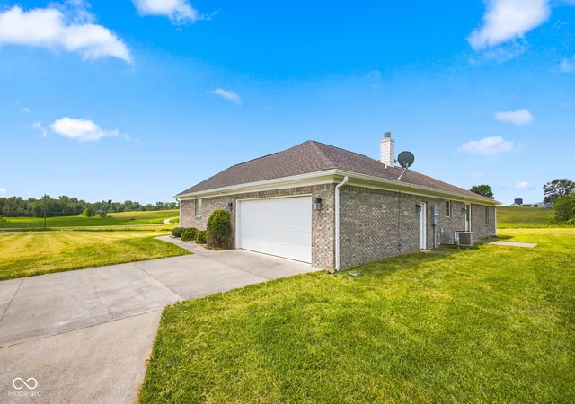 Homes for sale in Seymour, IN | 5854 E County Road 1000 N, Seymour, IN 47274 | MLS# 22112685