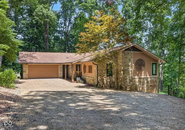Homes for sale in Nashville, IN | 626 Town Hill Rd E, Nashville, IN 47448 | MLS# 22112845