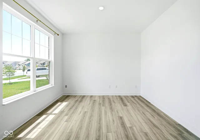 Photo 3 of Single family home for sale at 992 Kendrick St, Greenwood, IN 46143 | MLS# 22112941 | Listing updated on 2026-09-21