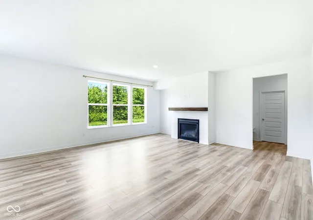 Photo 4 of Single family home for sale at 992 Kendrick St, Greenwood, IN 46143 | MLS# 22112941 | Listing updated on 2026-09-21