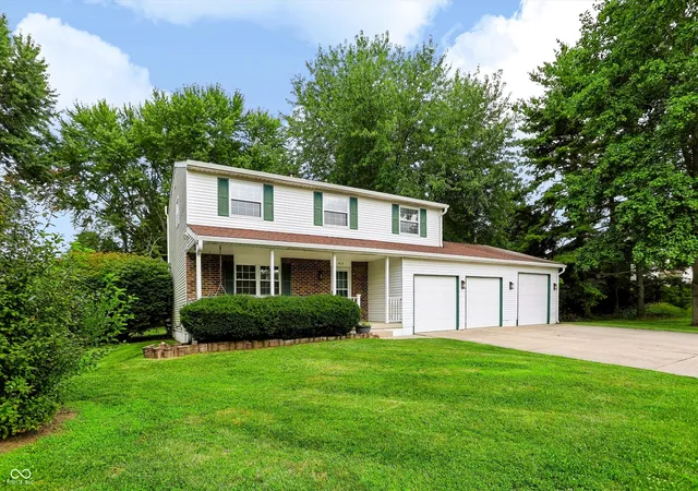 Photo 2 of Single family home for sale at 415 Meadowview Ln, Greenwood, IN 46142 | MLS# 22113025 | Listing updated on 2026-08-06