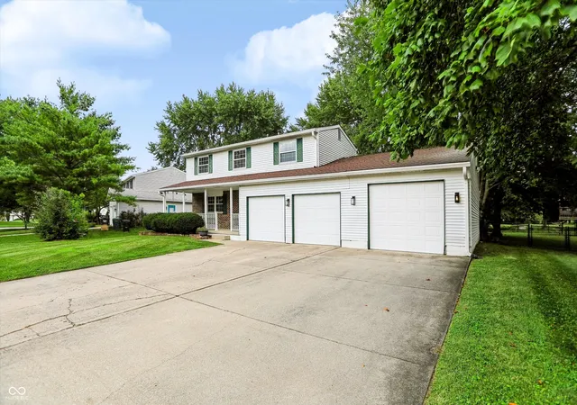 Photo 3 of Single family home for sale at 415 Meadowview Ln, Greenwood, IN 46142 | MLS# 22113025 | Listing updated on 2026-08-06