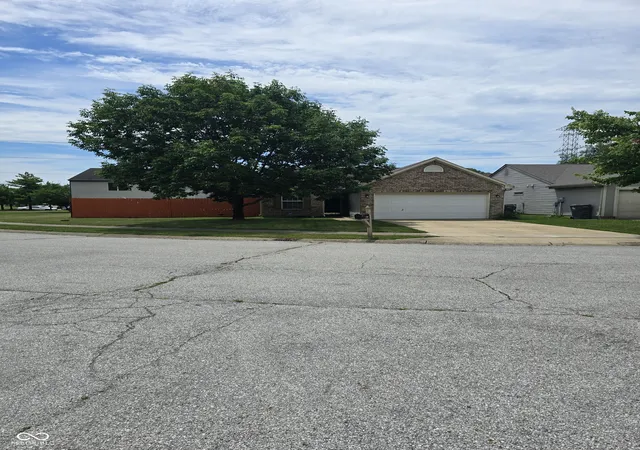 Photo 3 of Single family home for sale at 5360 Lakeside Manor Dr, Indianapolis, IN 46254 | MLS# 22113028 | Listing updated on 2026-09-14