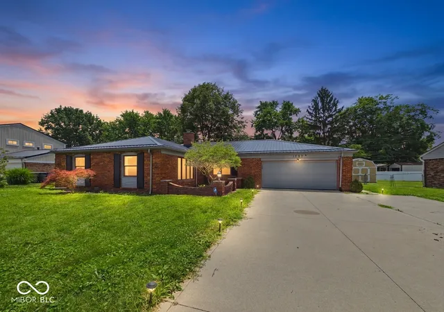 Photo 1 of Single family home for sale at 1727 Oakwood Dr, Anderson, IN 46011 | MLS# 22113037 | Listing updated on 2026-09-21