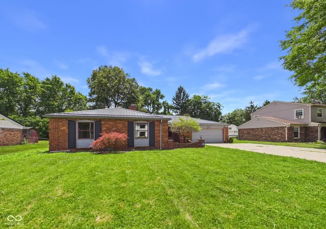 Photo 3 of Single family home for sale at 1727 Oakwood Dr, Anderson, IN 46011 | MLS# 22113037 | Listing updated on 2026-09-21