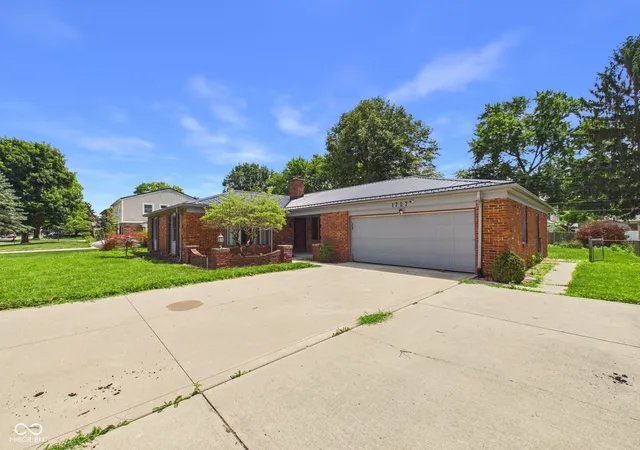 Photo 3 of Single family home for sale at 1727 Oakwood Dr, Anderson, IN 46011 | MLS# 22113037 | Listing updated on 2026-09-21