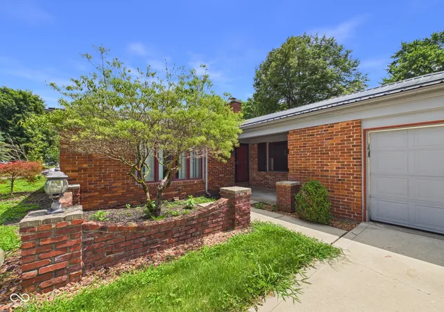 Photo 4 of Single family home for sale at 1727 Oakwood Dr, Anderson, IN 46011 | MLS# 22113037 | Listing updated on 2026-09-21