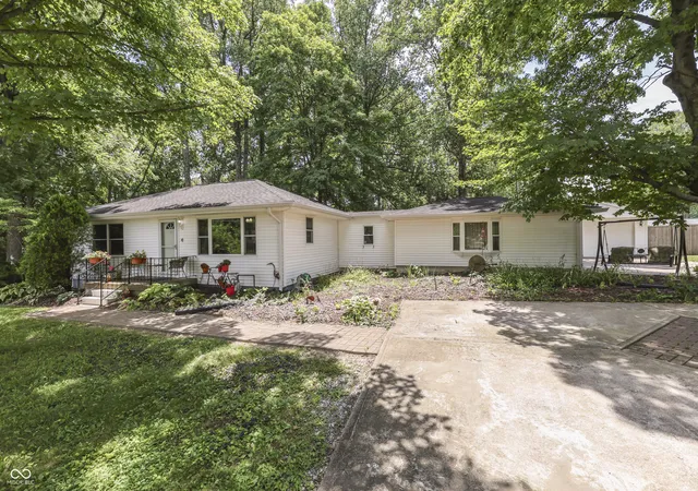 Photo 2 of Single family home for sale at 5621 W Smokey Row Rd, Greenwood, IN 46143 | MLS# 22113062 | Listing updated on 2026-09-19
