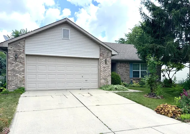 Photo 2 of Sale Pending at 437 E Pine Ridge Dr, Westfield, IN 46074 | MLS# 22113077 | Listing updated on 2026-09-14