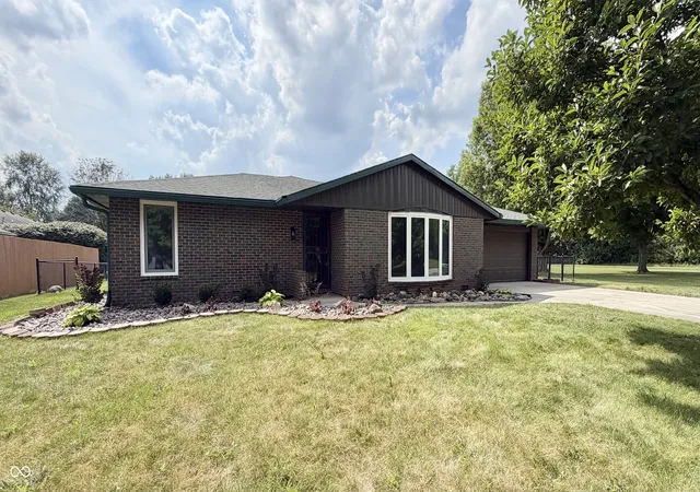 Homes for sale in Anderson, IN | 1007 Parkway Dr, Anderson, IN 46012 | MLS# 22113095